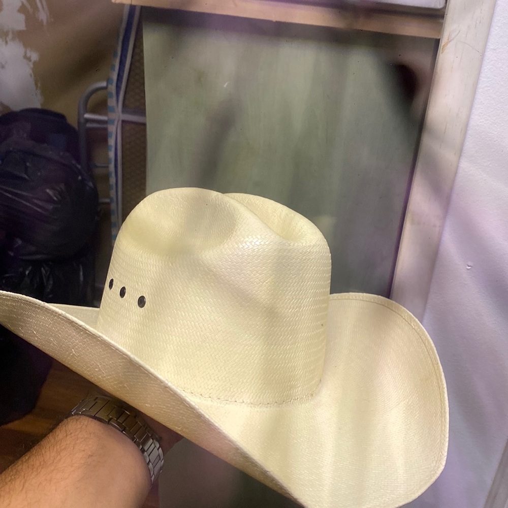 I’m selling a Tony Lama cowboy hat size 7 men’s , never worn